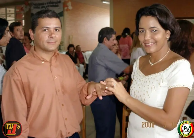 Noivos Jean e Fátima, artistas musicais amigos da Folha do Valentina, trocam alianças de casamento durante a realização do IV Dia Nacional de Ação Voluntária Fundação Bradesco.