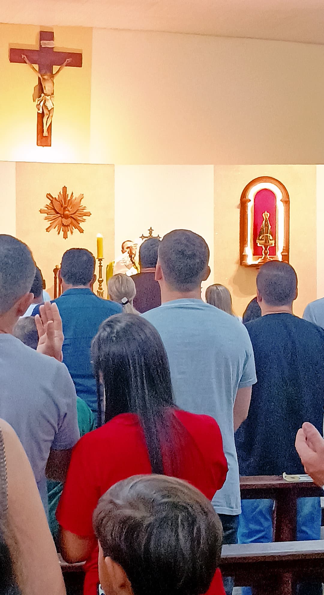 Momento em que o padre abençoa as oferendas do pão e do vinho evocando o milagre da partilha