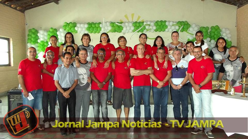 Foto de grupo de casais e membros das Equipes de Nossa Senhora (ENS) em João Pessoa reunidos em um salão comunitário decorado com balões verdes e brancos durante encontro espiritual em 2015, com marca d'água do Jornal Jampa Notícias - TV JAMPA.