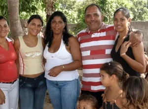 João Cunha posa acompanhado de moradoras