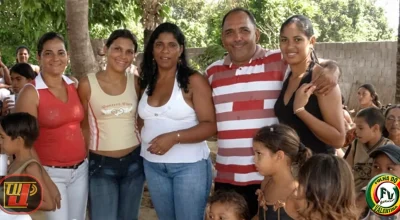 João Cunha posa acompanhado de moradoras