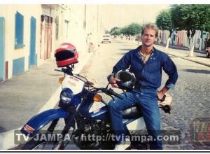Petrucio-Prado-TVJAMPA-com-sua-moto-XL-nos-anos-80-parada-em-goiana