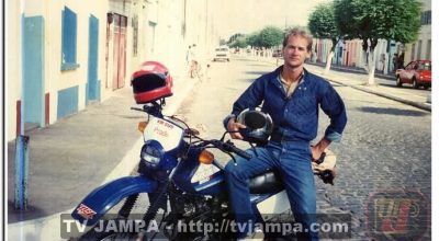 Petrucio-Prado-TVJAMPA-com-sua-moto-XL-nos-anos-80-parada-em-goiana