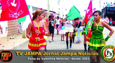 Registro histórico do desfile cívico Colinas do Sul II com alunos marchando-